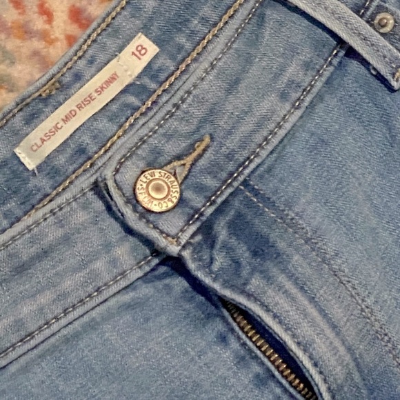 Levi’s Classic Mid-rise Skinny Jeans Women’s Size 18 Light Wash Like New - Picture 2 of 9